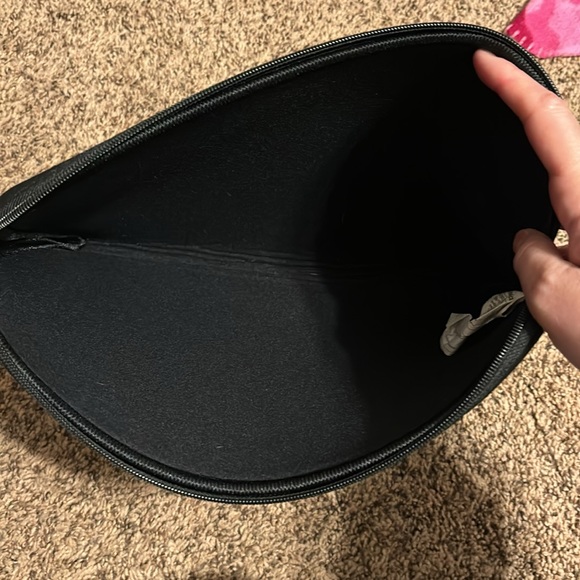 Amazon basic black laptop/ tablet sleeve with zipper top and padded - Picture 4 of 6